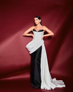 Nora Fatehi Photos: शतरंज की रानी सा है नोरा फतेही का नूर, व्हाइट एंड ब्लैक ऑफ शोल्डर गाउन में एक्ट्रेस लगीं हूर