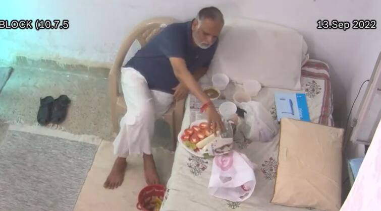 Delhi minister Satyendar Jain Seen Getting  Proper Food  In Jail After Viral Massage Video Delhi Minister: ஜெயிலில் ஃபுல் கட்டு கட்டும் ஆம் ஆத்மி அமைச்சர்...! எடை குறையலயாம்... கூடிருச்சாம்..! வைரலாகும் வீடியோ..