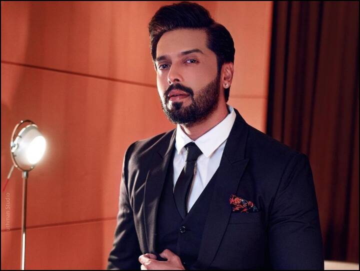 Pakistani actor fahad muustafa who take blessing of govinda know more about fahad जानिए कौन हैं गोविंदा का पैर छूकर चर्चाओं में आए पाकिस्तानी एक्टर Fahad Mustafa? कुछ ऐसा रहा है एक्टिंग करियर