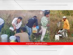 PHOTO: पलटी झालेल्या टँकरमधून गोडतेल पळवून नेण्यासाठी नागरिकांची गर्दी