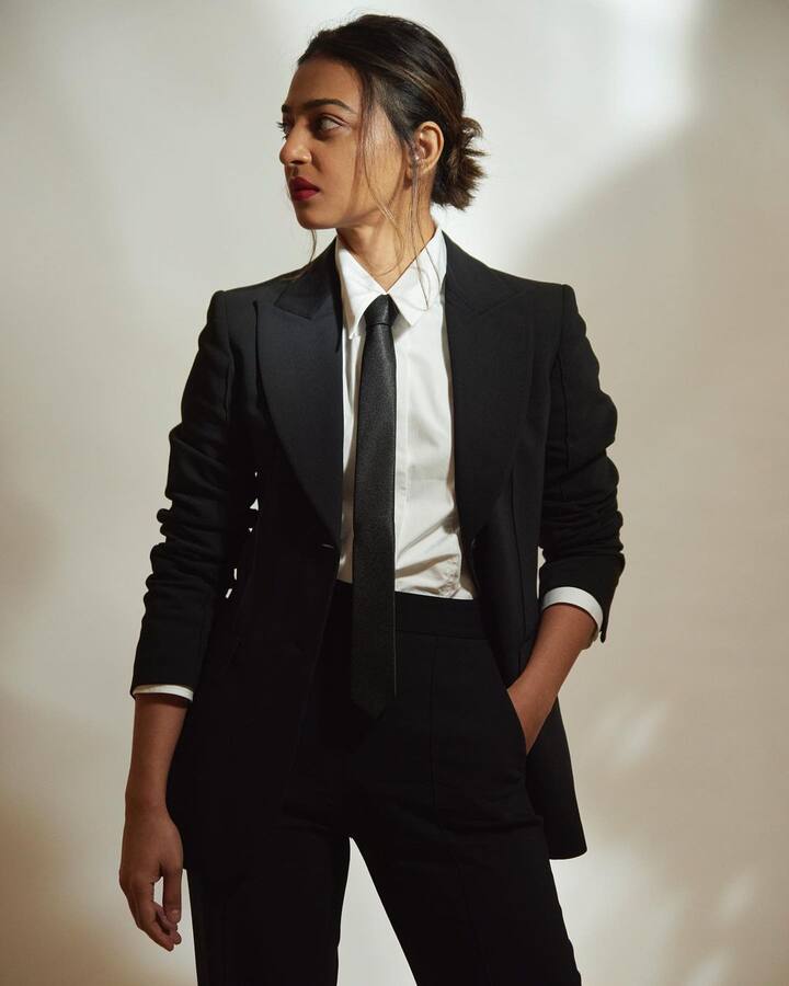 तिच्या प्रत्येक चित्रपटासाठी चाहते उत्सुक असतात. त्याच वेळी, अभिनेत्री देखील तिच्या अभिनयाने चाहत्यांना कधीही निराश करत नाही.(फोटो सौजन्य : /radhikaofficial/इंस्टाग्राम)