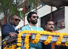 Gujarat Election 2022: પત્ની રિવાબા માટે જાડેજાએ કર્યો પ્રચાર, ફેંસને આપ્યા ઓટોગ્રાફ, જુઓ તસવીરો