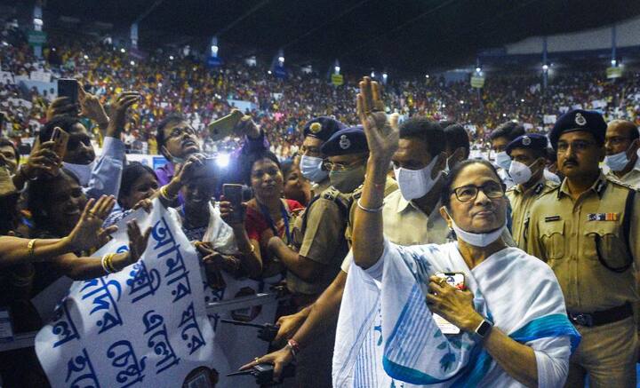 TMC Updates: নেতাজি ইন্ডোরে ভূমি ও ভূমি রাজস্ব দফতরের অনুষ্ঠানে গিয়ে রাজ্যবাসীকে বার্তা মমতা বন্দ্যোপাধ্যায়ের।