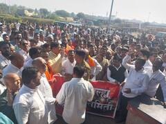 Hingoli Rail Roko: रेल्वेवर चढून हिंगोलीकरांचं आंदोलन, पहा फोटो