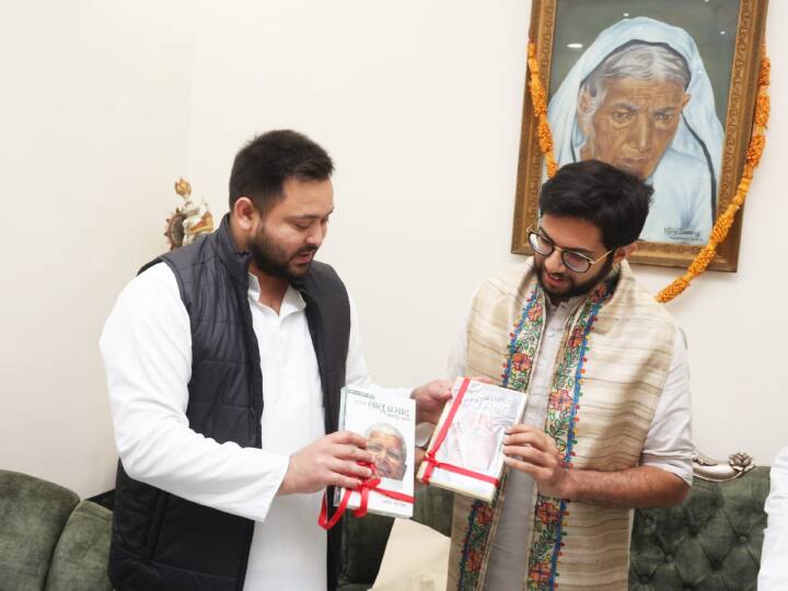 तेजस्वी यादव ने भी शॉल ओढ़ाकर आदित्य ठाकरे का स्वागत किया. तेजस्वी यादव ने आदित्य ठाकरे को अपने पिता लालू प्रसाद यादव की दो किताबें भी दीं.