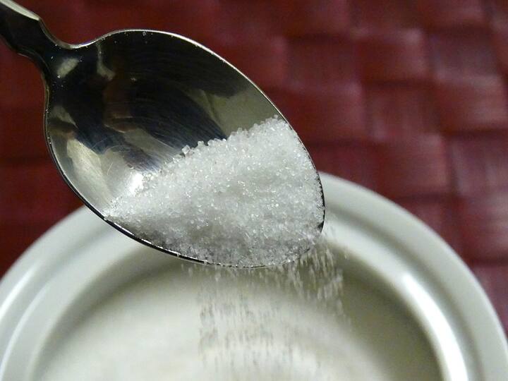 গবেষকদের মতে, যাঁদের মধুমেহ, ক্যানসার, রক্তচাপের সমস্যা এবং আরও নানা জটিল রোগ শরীরে বাসা বেঁধে রয়েছে, তাঁদের জন্য আরও ভয়ঙ্কর করোনাভাইরাস। শুধু তাই নয়, জটিল রোগগুলি অন্যান্য অনেক রোগের ঝুঁকি বাড়িয়ে দেয়। তাই যাতে অন্যান্য কোনও অসুখ শরীরে বাসা বাঁধতে না পারে, নজর দিতে হবে সেদিকে।