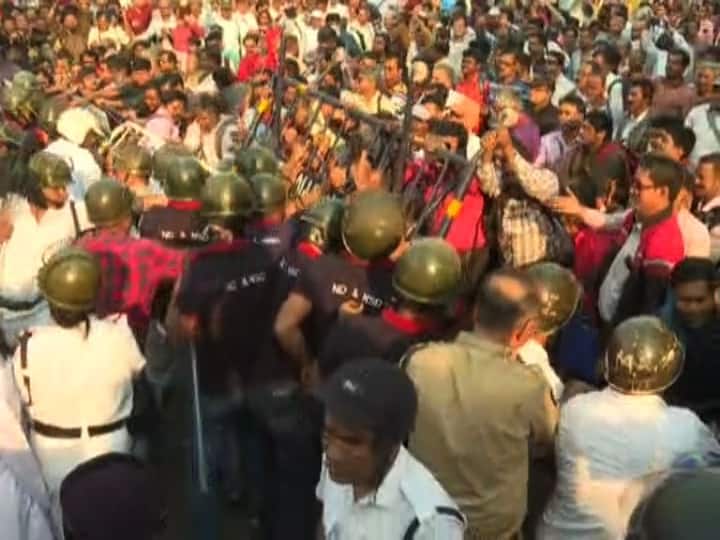 বিধানসভা মূল ফটকের সামনে ধুন্ধুমার পরিস্থিতি তৈরি হয় বুধাবার দুপুরে। টেনে হিঁচড়ে সরানো হয় আন্দোলনকারীদের।