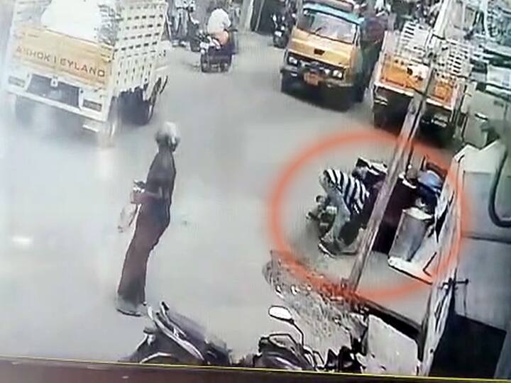 Dindigul: CCTV footage released of Patapatham where one stoned another in a drunken dispute TNN Crime: மதுபோதையில் ஒருவர் ஒருவரை கல்லால் தாக்கும் பதபதைக்கும் சிசிடிவி காட்சி