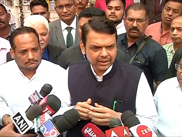 Maharashtra Karnataka Border Dispute No village in Maharashtra will go anywhere We are trying to take Belgaum, Karwar, Nipani says Devendra Fadnavis महाराष्ट्रातील एकही गाव कुठे जाणार नाही;  बेळगाव, कारवार, निपाणी गावं घेण्याचा आमचा प्रयत्न : देवेंद्र फडणवीस