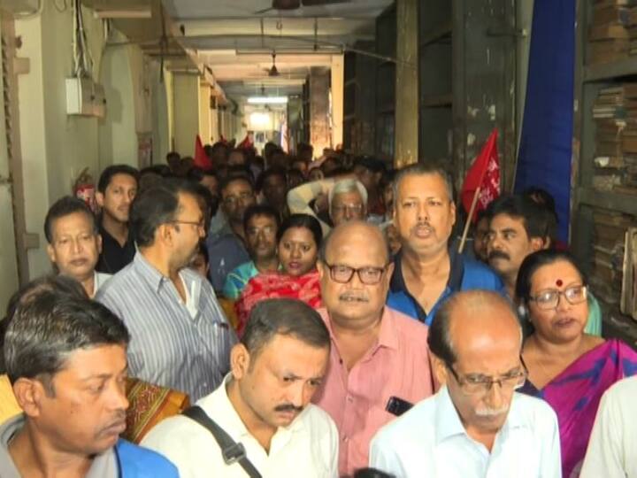 কালো ব্যাজ পরে ধৃতদের নিঃশর্ত মুক্তির দাবিতে সরব হন তাঁরা।