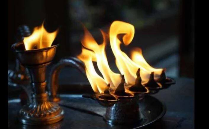 દરરોજ રાત્રે સૂતા પહેલા ચાંદીના નાના પાત્રમાં કપૂર પ્રગટાવવું જોઈએ અને રસોડામાં બતાવવું જોઈએ. એવું માનવામાં આવે છે કે આનાથી અન્નનો ભંડાર ખાલી થતો નથી અને પૈસા અને આશીર્વાદ રહે છે,