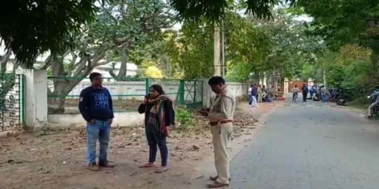 Viswa Bharati Security Guards Clash with Students after nearly 12 hours VC recovered from agitation Viswa Bharati : নিরাপত্তারক্ষীদের সঙ্গে পড়ুয়াদের দফায় দফায় সংঘর্ষ, প্রায় ১২ ঘণ্টা পর উপাচার্য বিদ্যুৎ চক্রবর্তীকে ঘেরাও-মুক্ত