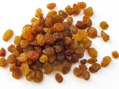 Raisins Benefits: आंबट ढेकर -पोटदुखीपासून मिळेल आराम, 'या' पदार्थामुळे अॅसिडिटीसुद्धा दूर होते!
