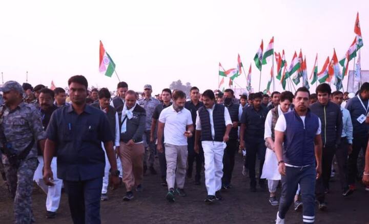 অতি সম্প্রতি কংগ্রেসের নেতৃত্ব থেকে সরে গিয়েছেন গান্ধী পরিবারের সদস্যরা। দীর্ঘ দিন পর কংগ্রেস খাতায়-কলমে নেহরু-গান্ধী নেতৃত্বহীন। তবে দলের নেতৃত্বে না থাকলেও, কংগ্রেসের পদযাত্রা এগিয়েছে রাহুলের নেতৃত্বেই।