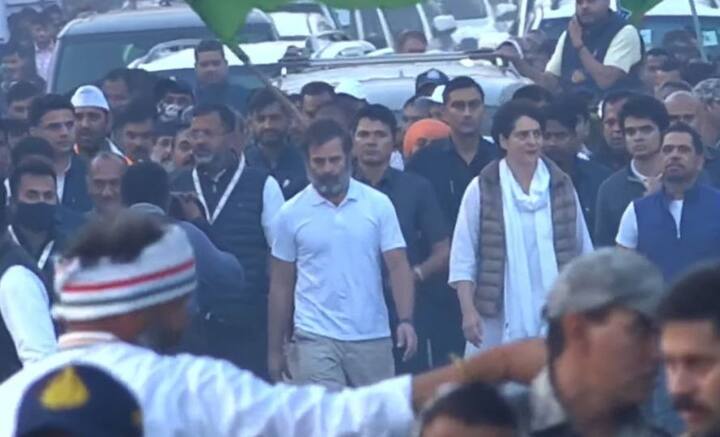 কারণ রাহুলের ‘এক নেতা, এক পদ’ নীতির বিরুদ্ধে গিয়েই রাজস্থানের মুখ্যমন্ত্রী পদ ধরে রেখে কংগ্রেস সভাপতি হওয়ার দৌড়ে নাম লেখান গহলৌত। তাঁর জায়গায় পায়লটকে রাজস্থানের কুর্সিতে বসানো হতে পারে জেনেই তিনি শেষমেশ পিছিয়ে যান বলে জানা যায়।