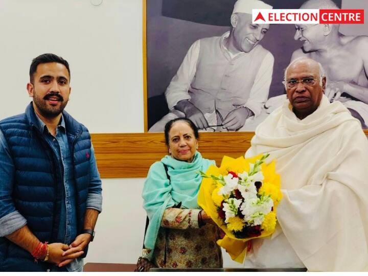 Himachal Pradesh Election 2022 Congress Leader Pratibha Singh Meet Mallikarjun Kharge With Son Vikramaditya Singh ANN Himachal Pradesh Election 2022: कांग्रेस अध्यक्ष मलिकार्जुन खरगे से मिले प्रतिभा सिंह-विक्रमादित्य सिंह, हिमाचल में सरकार बनाने का किया दावा