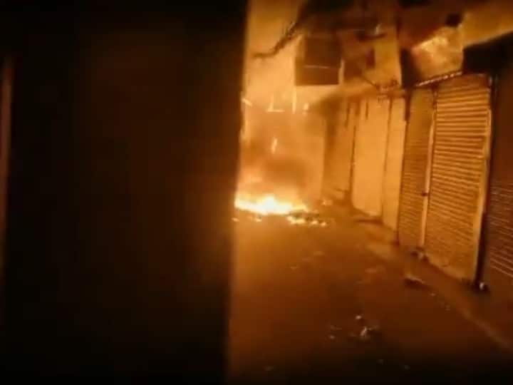 Delhi Chandni Chowk fire broke out in shops of Bhagirath Palace market Delhi Fire: चांदनी चौक के मार्केट की दुकानों में भीषण आग, दमकल की 32 गाड़ियां काबू करने में लगीं