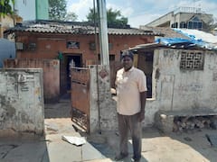 In Pics : గుంటూరులో ఇళ్ల తొలగింపు వివాదాస్పదం, పొక్లెయిన్ తొట్టెలో కూర్చొని వృద్ధురాలు నిరసన