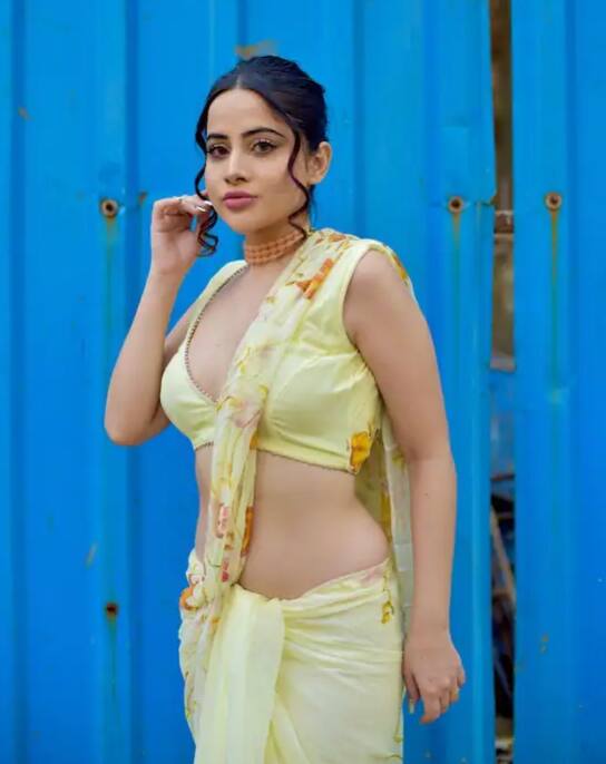 ਅੱਜ ਅਸੀਂ ਤੁਹਾਡੇ ਲਈ ਉਰਫੀ ਜਾਵੇਦ ਦੀ ਸਾੜੀ ਅਤੇ ਉਸ ਦੇ ਸਟਾਈਲਿਸ਼ ਕ੍ਰੌਪ ਟਾਪ ਦੇ ਕੁਝ ਅਜਿਹੇ ਲੁੱਕ ਲੈ ਕੇ ਆਏ ਹਾਂ, ਜਿਸ ਨੂੰ ਦੇਖ ਕੇ ਤੁਸੀਂ ਵੀ ਆਪਣਾ ਦੇਸੀ ਲੁੱਕ ਬਣਾ ਸਕਦੇ ਹੋ।