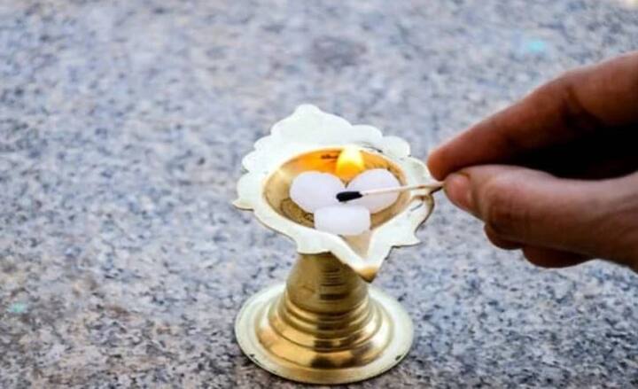 પરંતુ ધ્યાનમાં રાખો કે જ્યારે પરિવારના બધા સભ્યો દરરોજ રાત્રે ભોજન કરે છે, તો રસોડાની સફાઈ કર્યા પછી જ આ ઉપાય કરો.