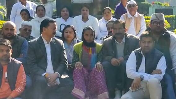 Kedar Bhandari: गुमशुदगी मामले में परिजनों का धरना, कांग्रेस नेता Karan Mahra भी आए नजर