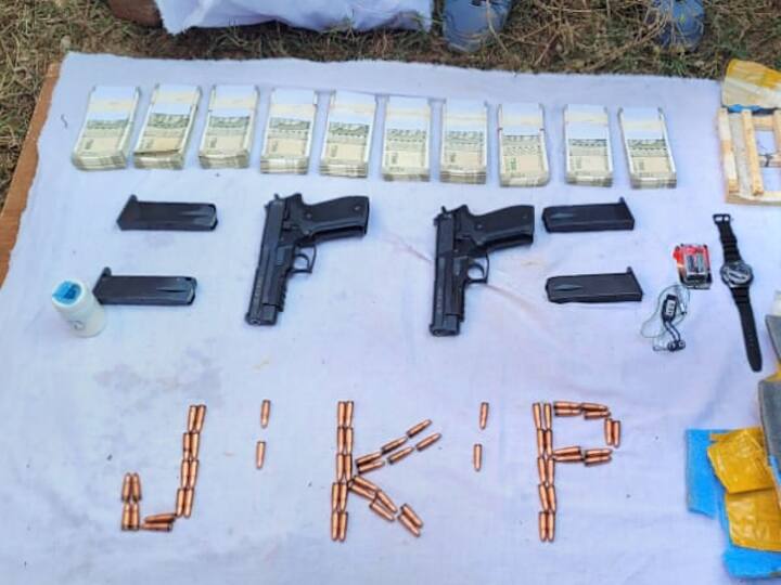 पुलिस ने जो दो पिस्टल बरामद किए, वो दोनों चीन के हैं और ऑटोमेटिक पिस्टल हैं.