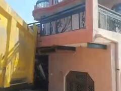 भिंडः हाईवे किनारे बने घर में घुसा ट्रैक्टर ट्राला, 6 लोग बाल-बाल बचे, रेस्क्यू कर निकाला गया ड्राइवर