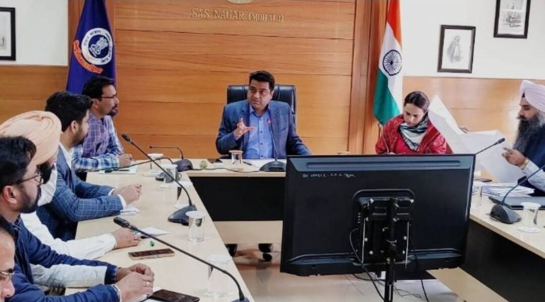 ਮੋਹਾਲੀ ਸ਼ਹਿਰ ਦੇ ਟਰੈਫ਼ਿਕ ਲਾਈਟ ਪੁਆਇੰਟਾਂ ਦੀ ਥਾਂ ਚੌਂਕ ਬਣਾਏ ਜਾਣਗੇ: ਡਿਪਟੀ ਕਮਿਸ਼ਨਰ ਅਮਿਤ ਤਲਵਾੜ Traffic light points in Mohali city will be replaced by squares: Deputy Commissioner Amit Talwar ਮੋਹਾਲੀ ਸ਼ਹਿਰ ਦੇ ਟਰੈਫ਼ਿਕ ਲਾਈਟ ਪੁਆਇੰਟਾਂ ਦੀ ਥਾਂ ਚੌਂਕ ਬਣਾਏ ਜਾਣਗੇ: ਡਿਪਟੀ ਕਮਿਸ਼ਨਰ ਅਮਿਤ ਤਲਵਾੜ