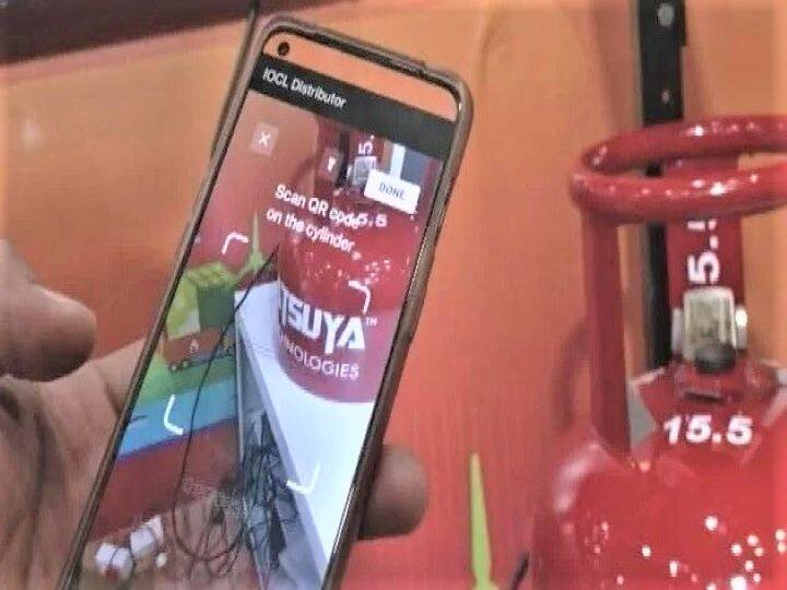 अगले 3 महीनों के अंदर 14.2 किलोग्राम के घरेलू LPG सिलेंडरों पर क्यूआर कोड की फिटिंग मिलेगी. QR कोड लगाने के साथ गैस लीकिंग, सेफ्टी के मसलों को भी हल करने में यह फीचर काम आएगा.