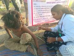 In Pics : उसतोड कामगारांसाठी डॉक्टर्स पोहोचले शेताच्या बांधावर; पुणे झेडपीचा अनोखा उपक्रम