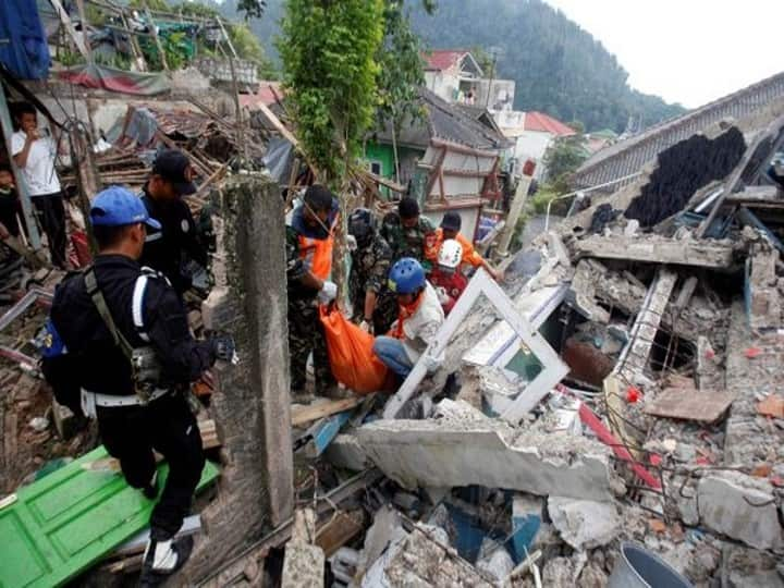 indonesia earthquake buried alive for two days 6 year old boy miraculous escape Indonesia Earthquake: ஆனந்தமும் ஆச்சரியமும்! - இந்தோனேசிய நிலநடுக்கத்தில் 2 நாட்கள் உயிருடன் புதைந்து கிடந்த 6 வயது சிறுவன்!