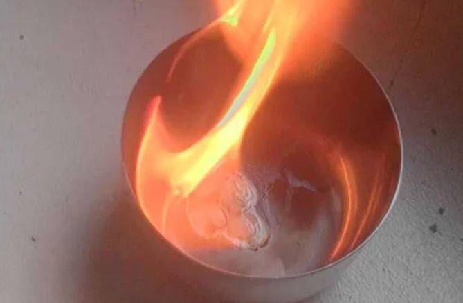 દરરોજ કપૂર સળગાવવાથી તેની સુગંધ શાંતિ આપે છે. આ તણાવ દૂર કરે છે અને સંબંધોને સમેળભર્યા બનાવવામાં મદદ કરે છે.