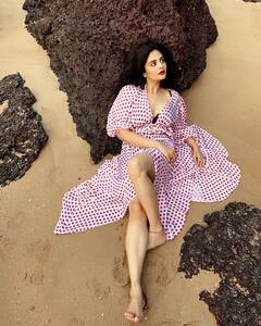 Anchor Sreemukhi: ఇసుక తిన్నెల్లో శ్రీముఖి అందాల విందు