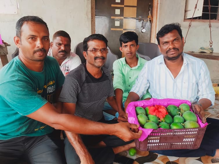 Sindhudurg news First box of Devgad Hapus alphonso mangoes sent to Vashi market from Katvan villege Sindhudurg News : हापूसप्रेमींसाठी आनंदाची बातमी, देवगड हापूस आंब्याची पहिली पेटी वाशी मार्केटला रवाना