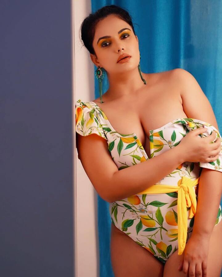 એક્ટ્રેસ અલગ-અલગ અંદાજમાં હોટ પોઝ આપતી જોવા મળે છે.