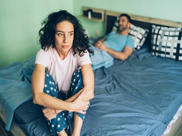 બીજી તરફ ઘરમાં નકારાત્મક ઉર્જાને કારણે વ્યક્તિને આર્થિક નુકસાન, કામમાં અવરોધ, રોગ અને પરિવારમાં વિખવાદનો સામનો કરવો પડે છે. સામનો કરવો પડશે. વાસ્તુશાસ્ત્રમાં કપૂરના આવા જ કેટલાક સરળ ઉપાયો જણાવવામાં આવ્યા છે. જો દરરોજ રાત્રે સૂતા પહેલા કરવામાં આવે તો બધી સમસ્યાઓ દૂર થાય છે અને સંબંધોમાં પ્રેમ પણ વધે છે. તો ચાલો જાણીએ ઉપાય.