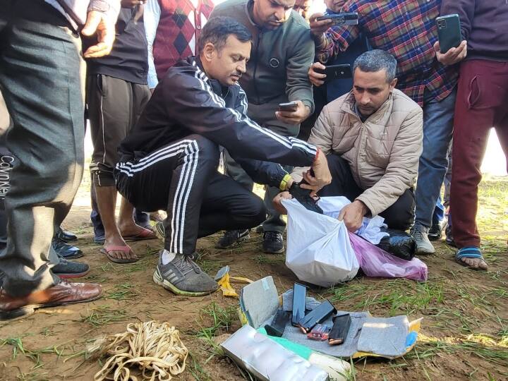 सुबह सवा छह बजे के करीब अंतरराष्ट्रीय सीमा से लगभग पांच-छह किलोमीटर दूर कहीं रामगढ़ और विजयपुर के बीच एक पैकेट देखा और उन्होंने इसके बारे में पुलिस को जानकारी दी.