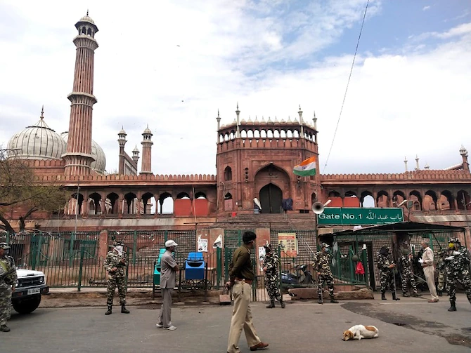 क्या पुरुष हमें बताएंगे कि हमें हमारे ही देश में कहां जाना है...', जामा मस्जिद में प्रतिबंध पर मुस्लिम लड़कियों की राय जानिए