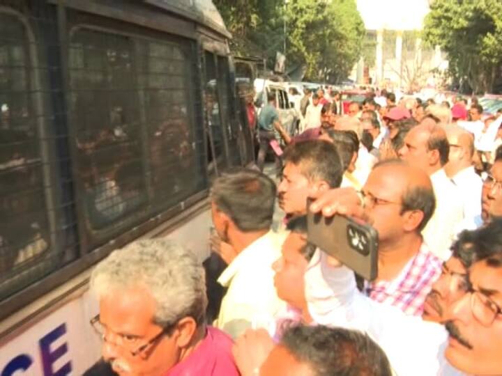 এই গ্রেফতারির প্রতিবাদে এদিন পুরসভার ভিতরে-বাইরেও বিক্ষোভ দেখান বাম কর্মীরা।