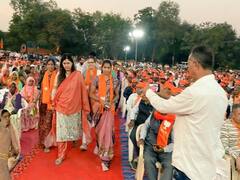 PHOTO: विधानसभा निवडणुकीच्या प्रचारासाठी पंकजा मुंडे गुजरातमध्ये