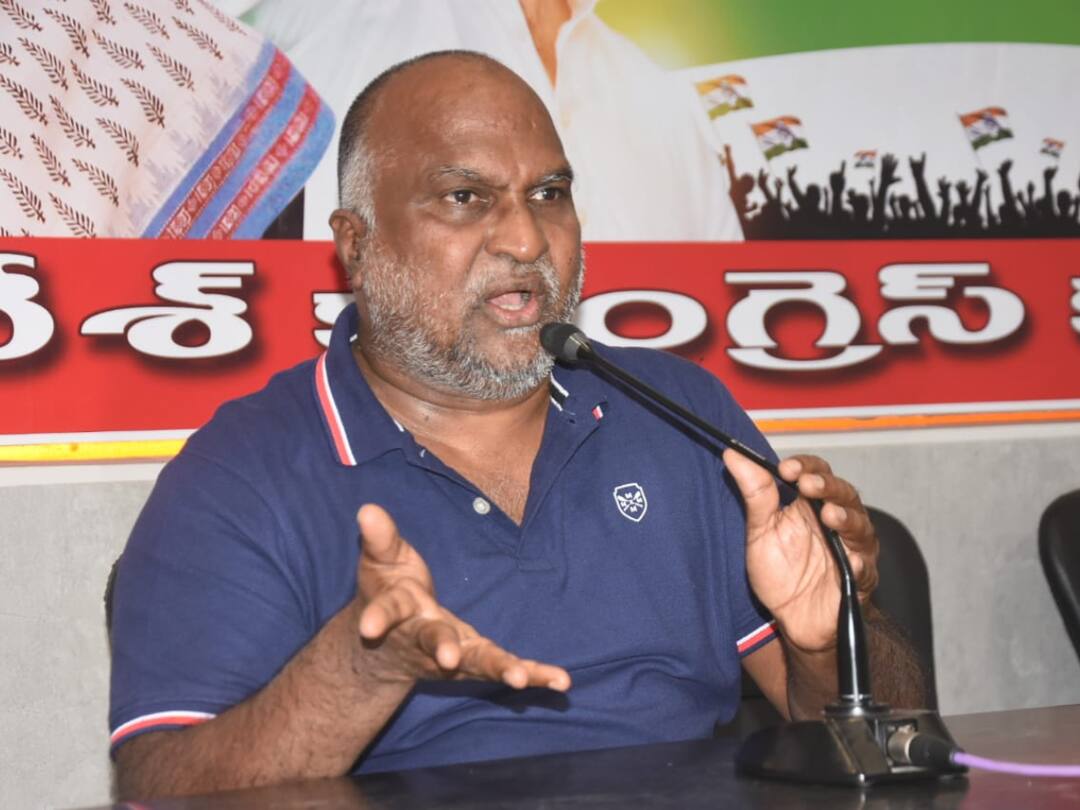 Jaggareddy predicted that KCR ACB will attack IT officials. Jaggareddy : టీఆర్ఎస్, బీజేపీ కొట్లాటతో ప్రజలు ఏం లాభం ? ఐటీ అధికారులపై కేసీఆర్‌ ఏసీబీ దాడులు చేయిస్తారని జగ్గారెడ్డి జోస్యం !