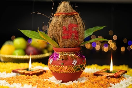 পূর্ণিমার দিন পায়েস রান্না করে আপনি মায়ের কাছে দেন অর্থাৎ মা লক্ষ্মীর কাছে পূর্ণিমার দিন। একবাটি ভাতের পায়েস রান্না করুন, দেখবেন মা আপনার উপরে অনেকটা সন্তুষ্ট হবেন।