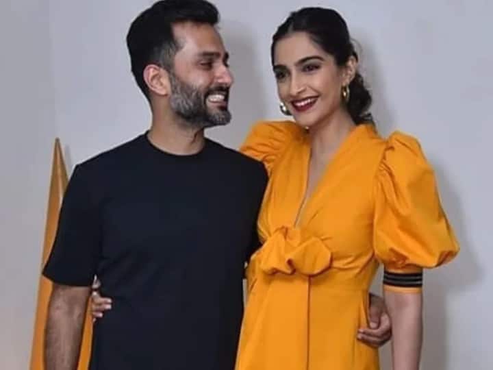 anand ahuja fixes sonam kapoor shoe lace at nike store launch event video viral Watch: परफेक्ट पति हैं आनंद आहूजा, भरी महफिल में ठीक किए Sonam Kapoor के शूज
