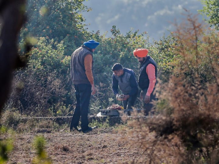 पुलिस और सुरक्षाबलों ने पैकेट को बहुत सावधानीपूर्वक तरीके से कैंची से काट कर खोला.