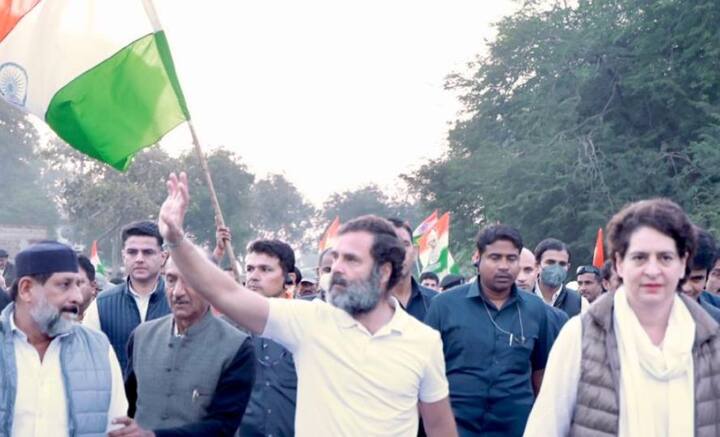 বুধবারই মহারাষ্ট্র থেকে মধ্যপ্রদেশে প্রবেশ করেছে রাহুলের ‘ভারত জোড়ো যাত্রা’। বৃহস্পতিবার এই যাত্রা ৭৮ দিনে পড়ল। আর এ দিনই রাহুলের সঙ্গে পদযাত্রায় শামিল হলেন প্রিয়ঙ্কা।