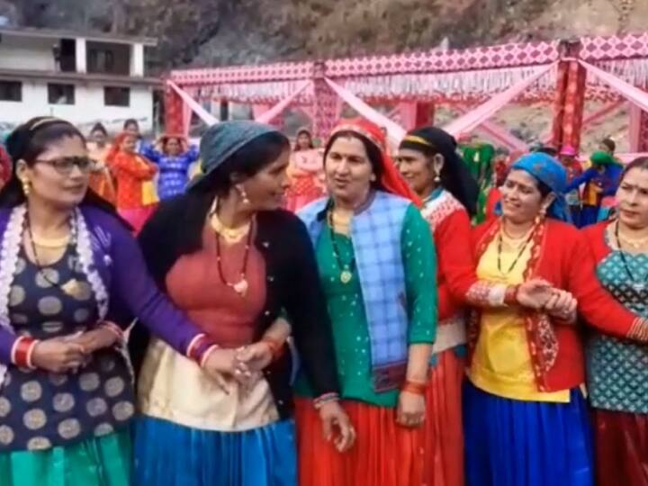 uttarakhand Budhi Diwali celebrated in Mussoorie, villagers danced in traditional costumes ann Budhi Diwali: मसूरी में धूमधाम से मनाई गई बूढ़ी दिवाली, पांरपरिक ड्रेस में महिलाओं ने किया नृत्य, पुरुष भी झूमे