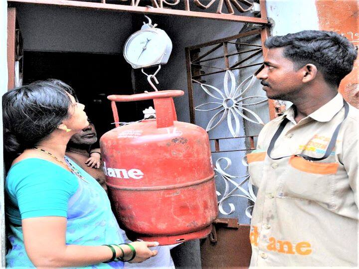 गैस सिलेंडर में 1-2 Kg गैस कम निकलती है? जब आप इसकी शिकायत करते है, तो डीलर के लिए इसे पकड़ पाना काफी मुश्किल हो जाता है. गैस चोरी करने वालों पर कोई एक्शन भी नहीं हो पाता है. अब आपके सिलेंडर से कोई भी गैस की चोरी नहीं कर सकेगा.