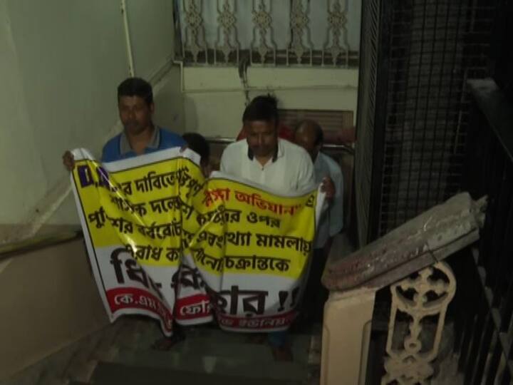 বৃহস্পতিবার তাঁদের গ্রেফতারির প্রতিবাদে, আদালতে বিক্ষোভ দেখান অন্য সরকারি কর্মচারীরা।