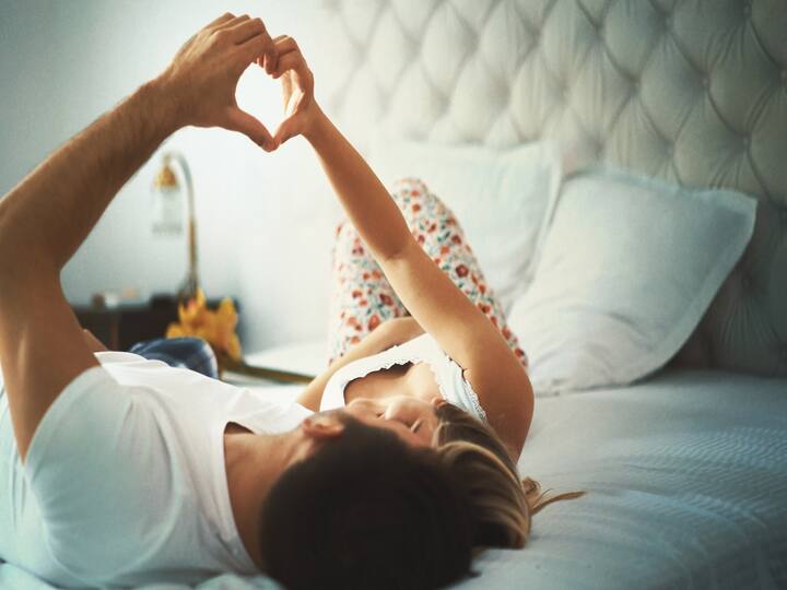 આવી સ્થિતિમાં વ્યક્તિ તણાવમાં રહે છે. વાસ્તુ કહે છે કે આ બધી સમસ્યાઓ પાછળ નકારાત્મક ઉર્જાનો પ્રવાહ પણ એક મહત્વપૂર્ણ કારણ છે. જ્યાં ઘરમાં સકારાત્મક ઉર્જા રહેવાથી આર્થિક સમૃદ્ધિ, સુખ, સારું સ્વાસ્થ્ય અને પરિવારના સભ્યોમાં પ્રેમ વધે છે,