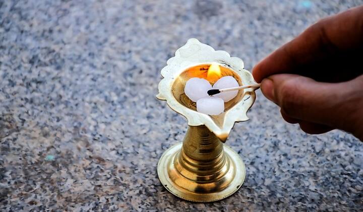 कापूर झाडांच्या सालापासून बनवले जाते. यामध्ये या लाकडाच्या सालीला गरम करून वाफेद्वारे पावडर बनवली जाते आणि त्या पावडरमधूनच खरा कापूर बनवला जातो.
